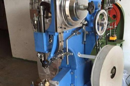 購買氣液增壓鉚釘機時主要看哪些方面？